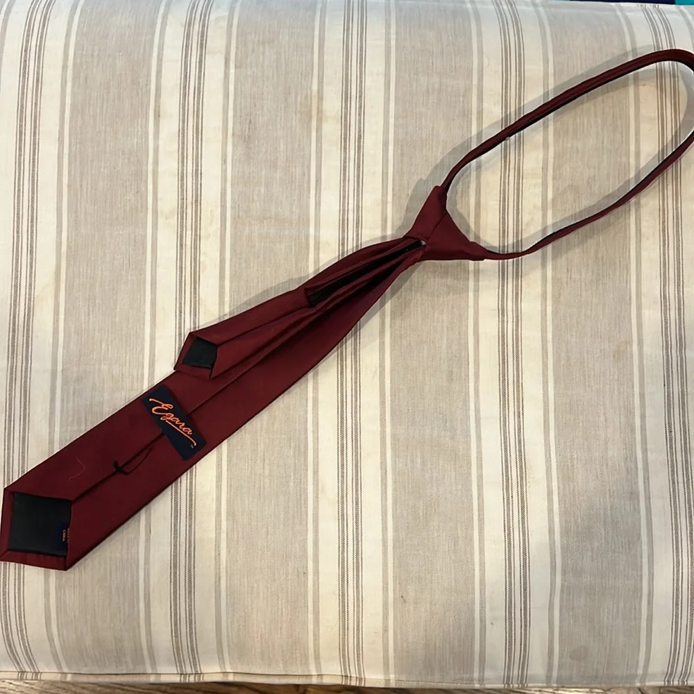 Egara zip tie maroon. Great condition